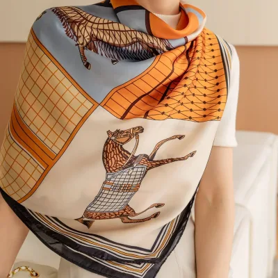 Foulard carré imprimé cheval en imitation soie – image 2