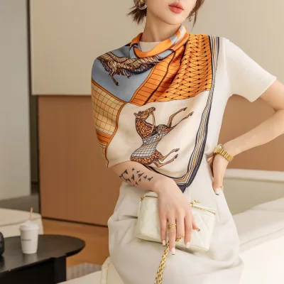 Foulard carré imprimé cheval en imitation soie – image 3