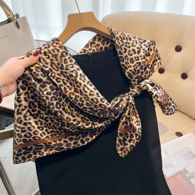 Foulard imprimé léopard en polyester, femme – image 2