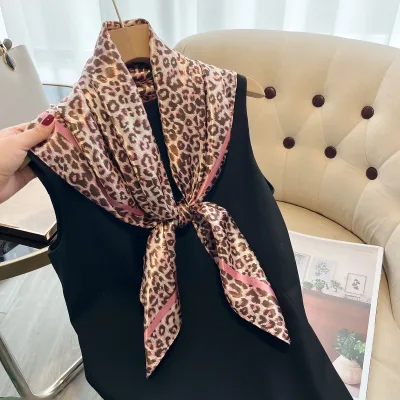 Foulard imprimé léopard en polyester, femme – image 3