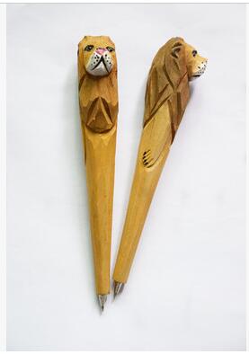 Stylos en bois style animaux sculptés à la main – Beta Fourniture
